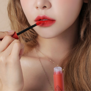 Son 3CE Soft Lip Lacquer Ordinary Red - Màu Đỏ Ớt Màu son làm nổi bật và tôn lên làn da