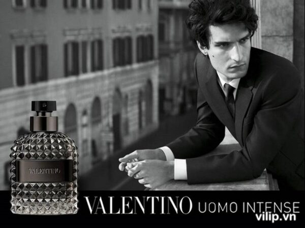 Nuoc Hoa Nam Valentino Uomo Intense Edp 11 Điểm khác biệt nằm ở thiết kế vỏ màu đen huyền bí, thêm thắt cả lớp gương khắc tên thương hiệu bóng bẩy.